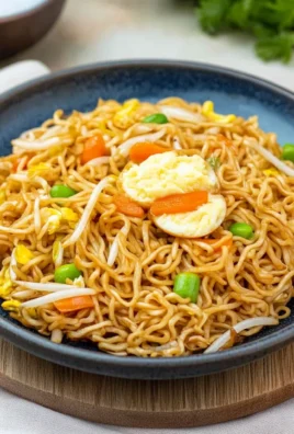 Chinesisch gebratene Nudeln mit Ei und Gemüse
