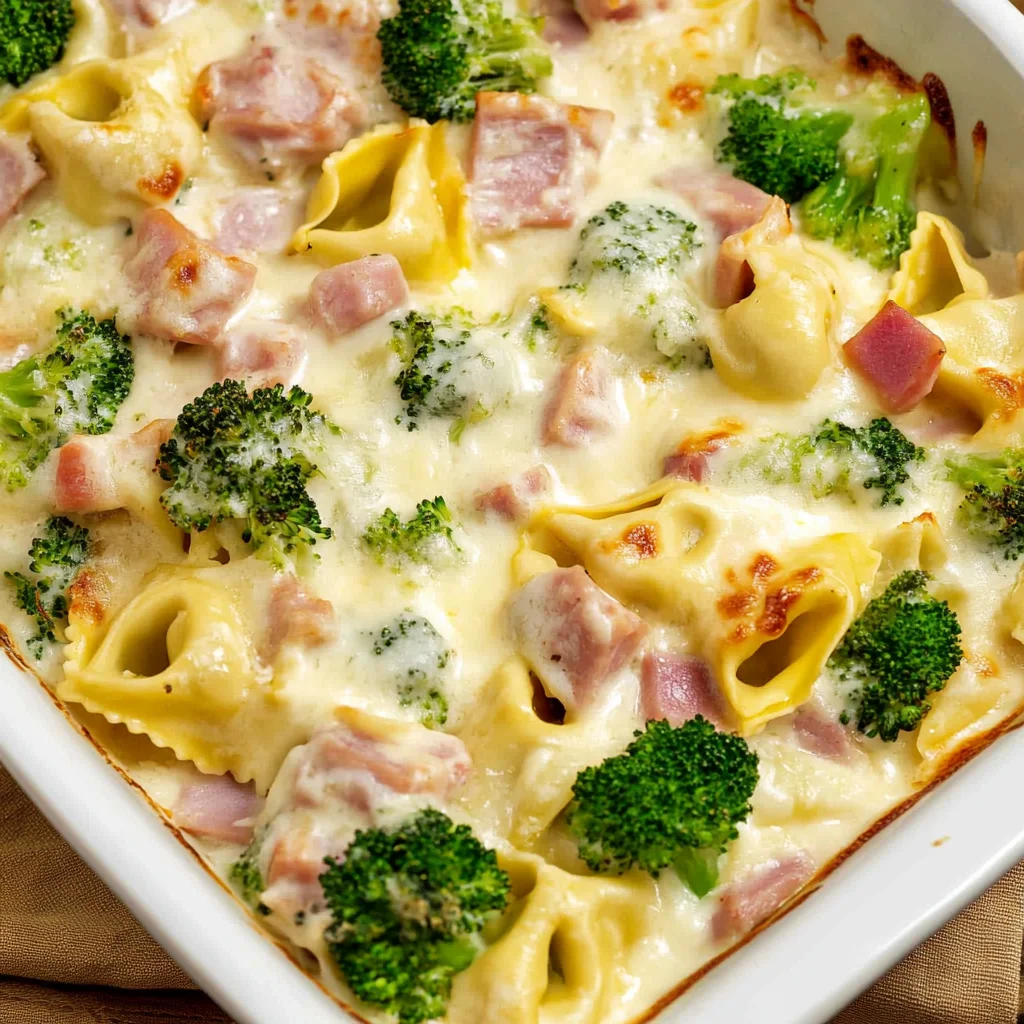 Tortellini Auflauf mit Käse-Sahne-Soße, HähnchenHähnchenschinken & Brokkoli