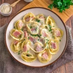 Tortellini alla panna mit HähnchenHähnchenschinken-Sahne-Soße