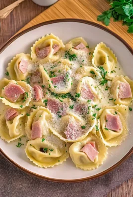 Tortellini alla panna mit HähnchenHähnchenschinken-Sahne-Soße