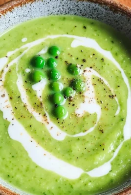 Feine Erbsensuppe mit gefrorenen Erbsen
