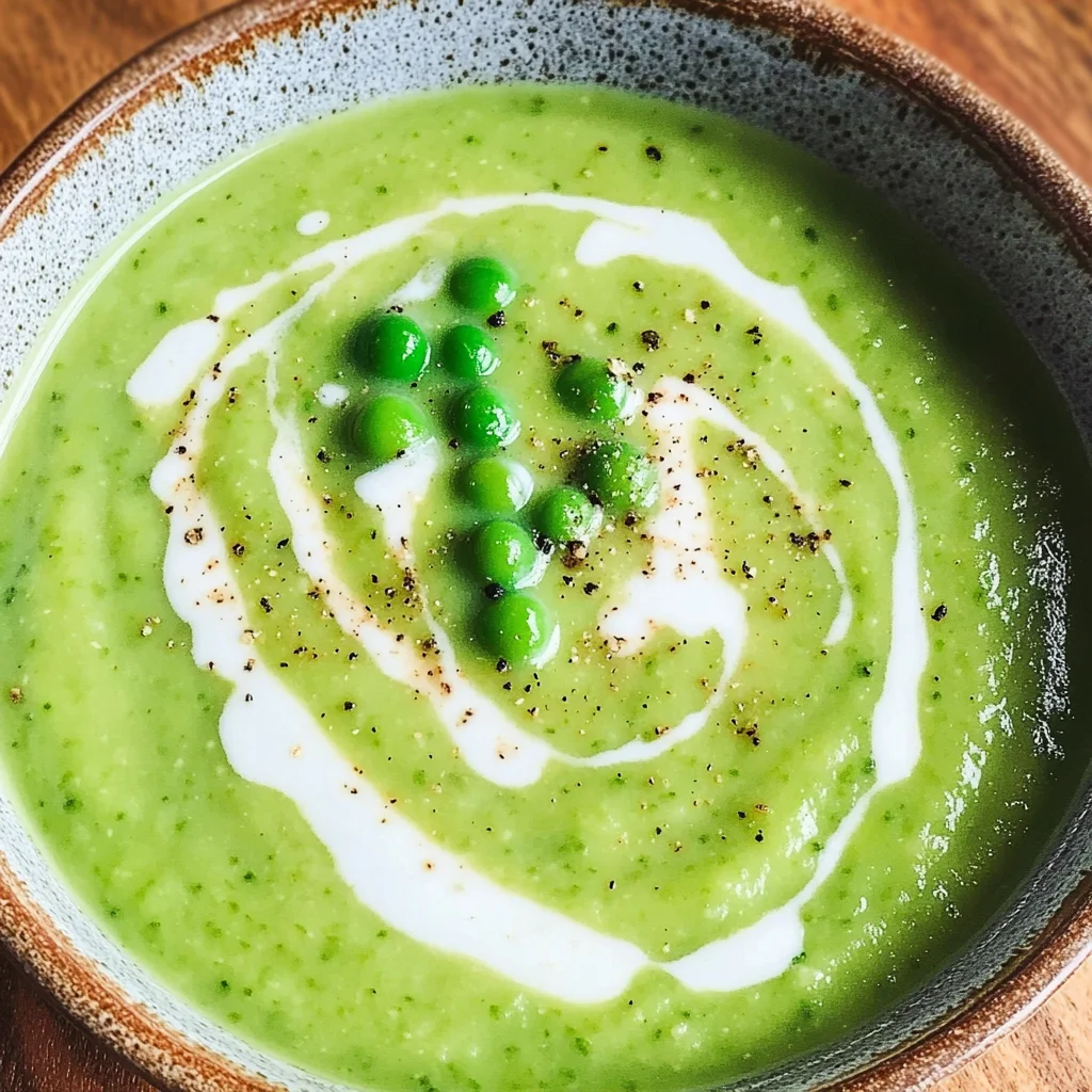 Feine Erbsensuppe mit gefrorenen Erbsen